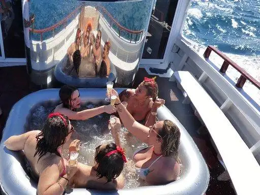 କ୍ରୁଜ୍ ଜାହାଜ ବିକ୍ରୟ ପାଇଁ