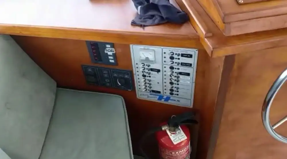 କ୍ରୁ ବୋଟ୍ ବିକ୍ରୟ ପାଇଁ