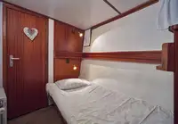 ଫ୍ଲୋଟିଂ ହୋଟେଲ୍ ବିକ୍ରୟ ପାଇଁ