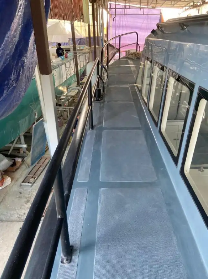 କ୍ରୁ ବୋଟ୍ ବିକ୍ରୟ ପାଇଁ
