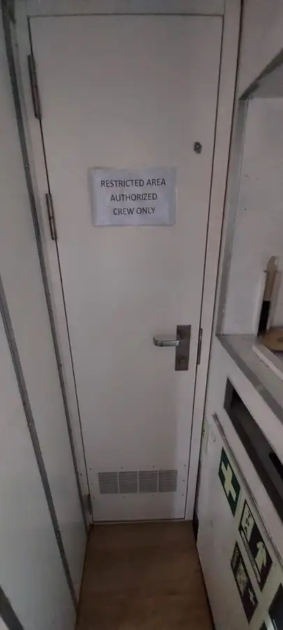 କ୍ରୁ ବୋଟ୍ ବିକ୍ରୟ ପାଇଁ
