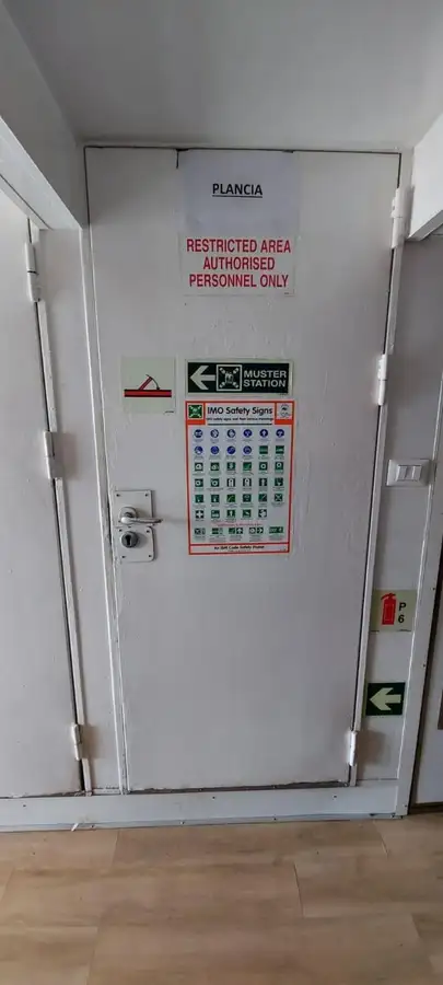 କ୍ରୁ ବୋଟ୍ ବିକ୍ରୟ ପାଇଁ