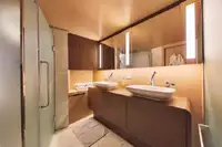 କ୍ରୁଜ୍ ଜାହାଜ ବିକ୍ରୟ ପାଇଁ