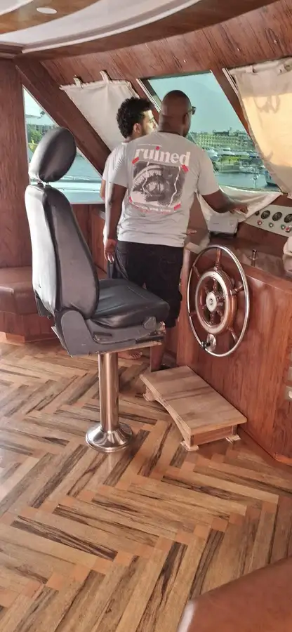 କ୍ରୁଜ୍ ଜାହାଜ ବିକ୍ରୟ ପାଇଁ