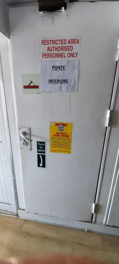 କ୍ରୁ ବୋଟ୍ ବିକ୍ରୟ ପାଇଁ
