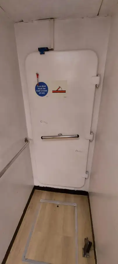 କ୍ରୁ ବୋଟ୍ ବିକ୍ରୟ ପାଇଁ