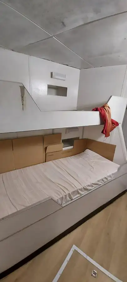 କ୍ରୁ ବୋଟ୍ ବିକ୍ରୟ ପାଇଁ