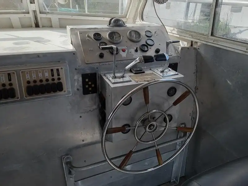 କ୍ରୁ ବୋଟ୍ ବିକ୍ରୟ ପାଇଁ
