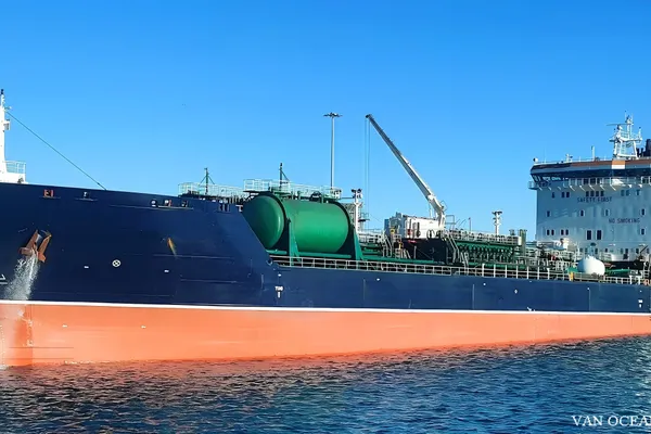 Oil/Chemical tanker for sale