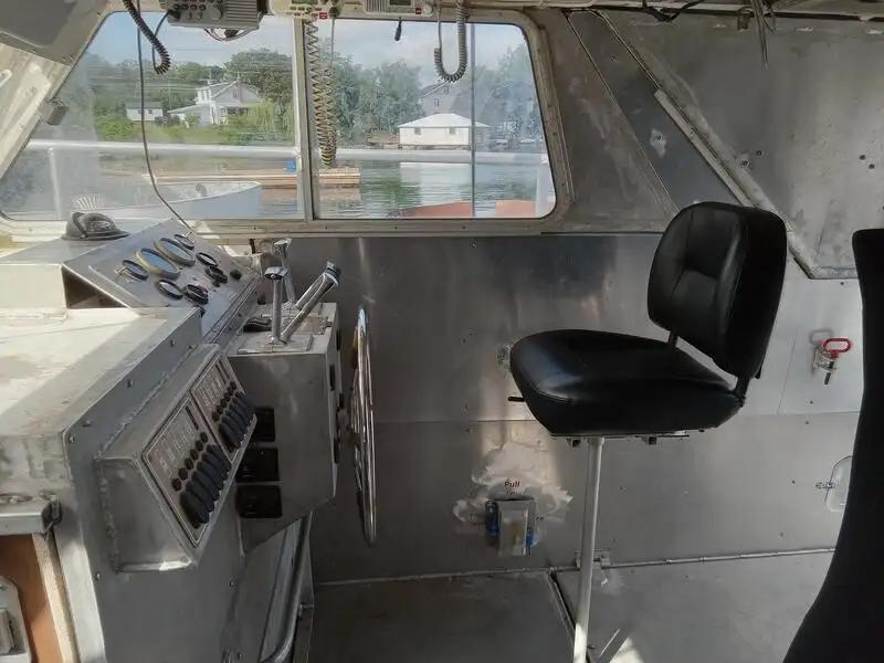 କ୍ରୁ ବୋଟ୍ ବିକ୍ରୟ ପାଇଁ